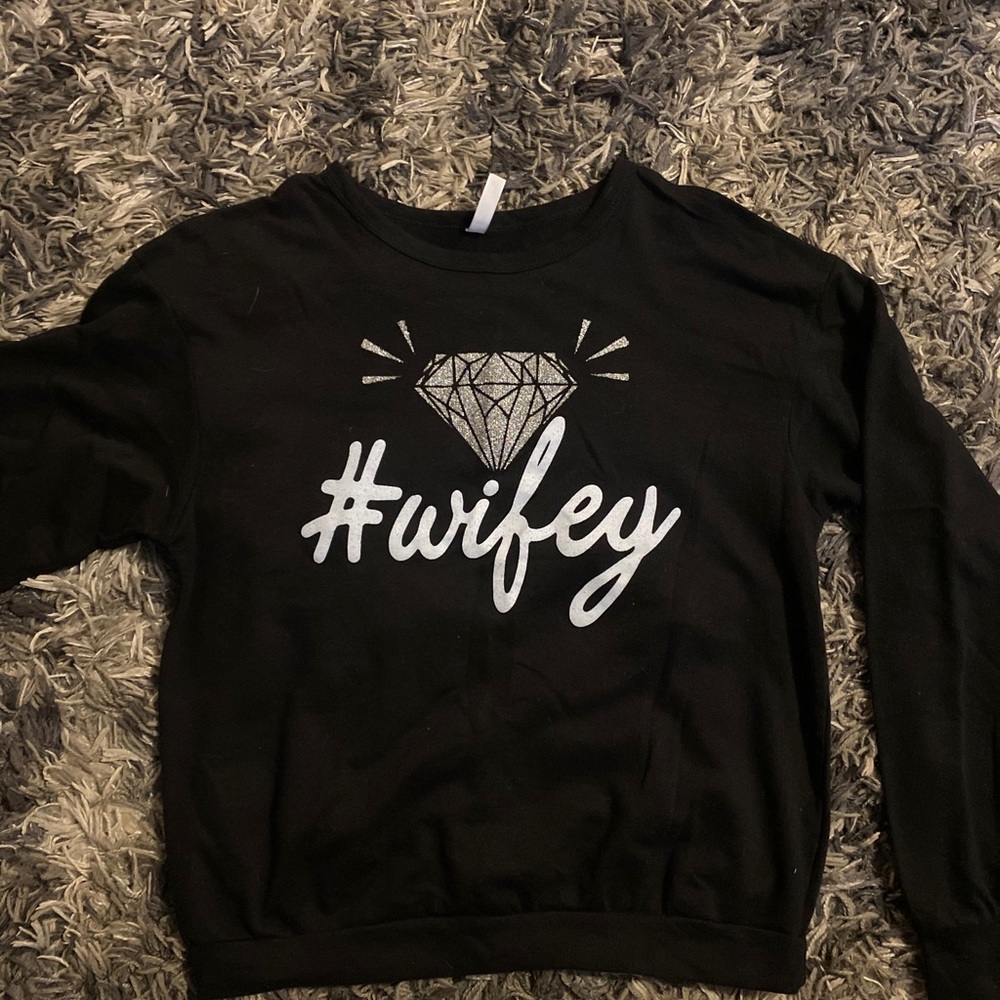“Wifey” lightweight pullover